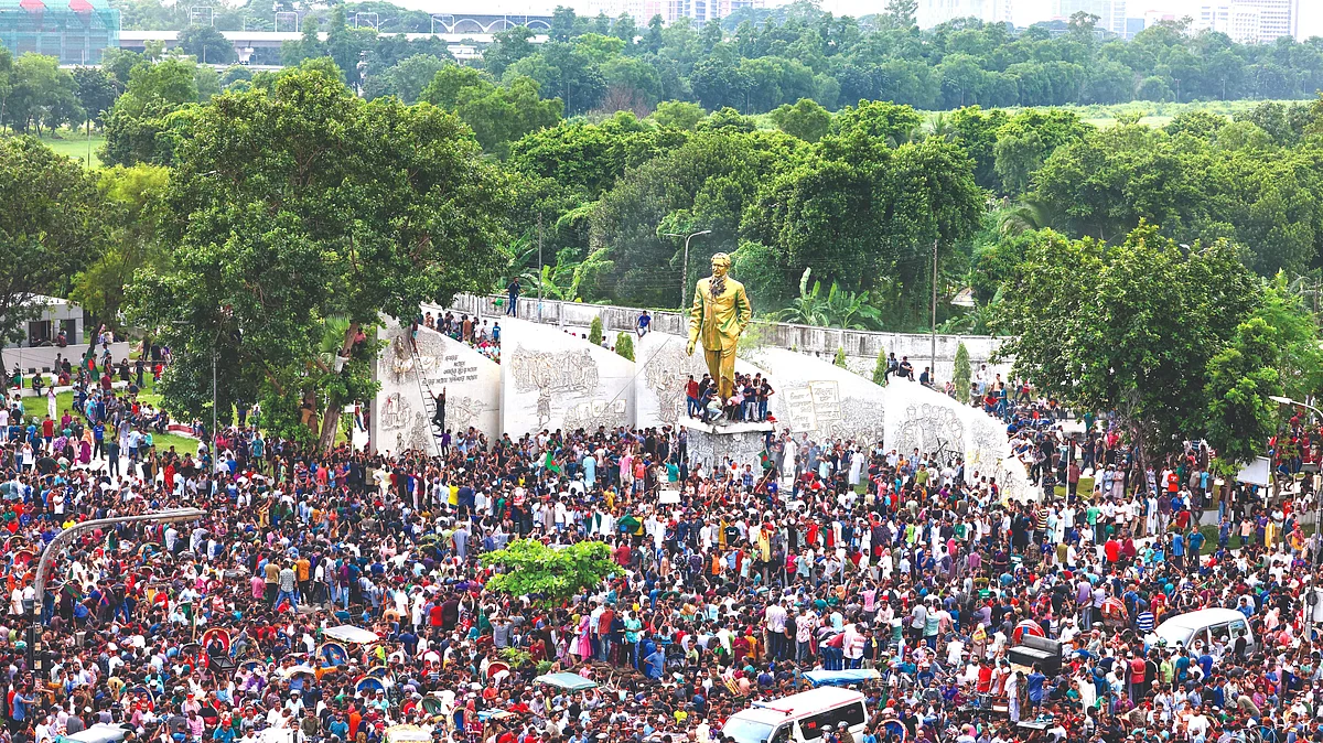 Crowds celebrate the ouster of Sheikh Hasina, Dhaka, 5 August