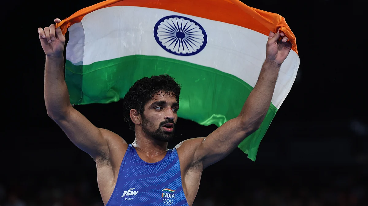Aman Sehrawat celebrates in Paris on 9 August (photo: PTI)
