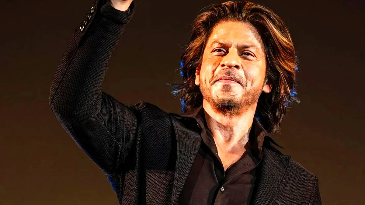 Shah Rukh Khan accepts his award (photo: PTI) 