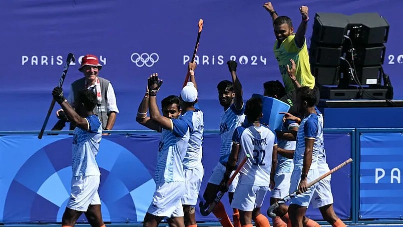 Indian hockey team celebrates in France on 8 August (photo: PTI)