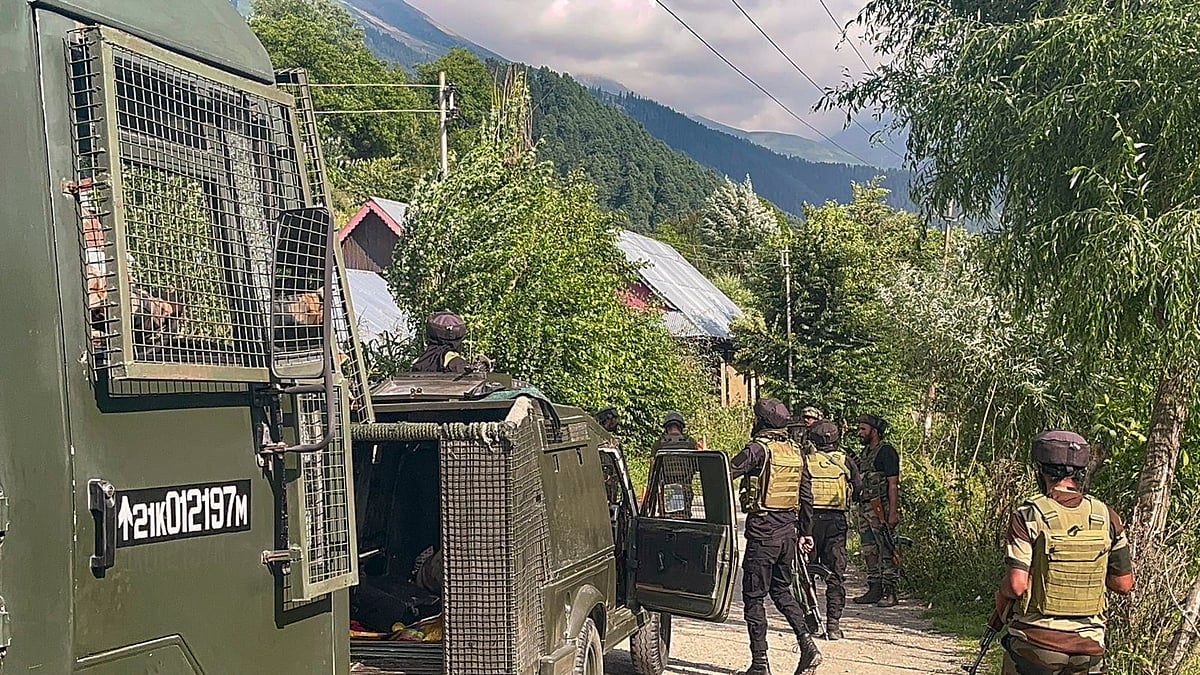 Security personnel during a military encounter in Anantnag on 10 August (photo: PTI)