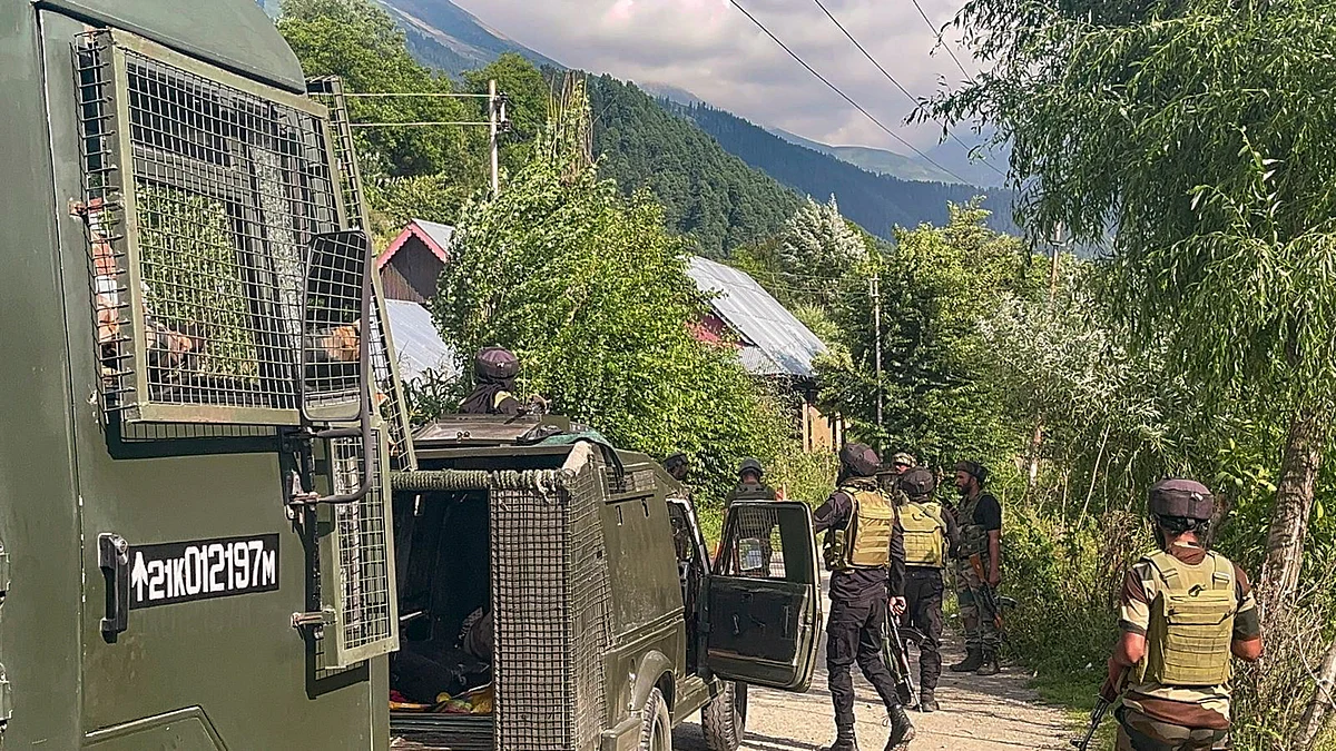 Security personnel during a military encounter in Anantnag on 10 August (photo: PTI)