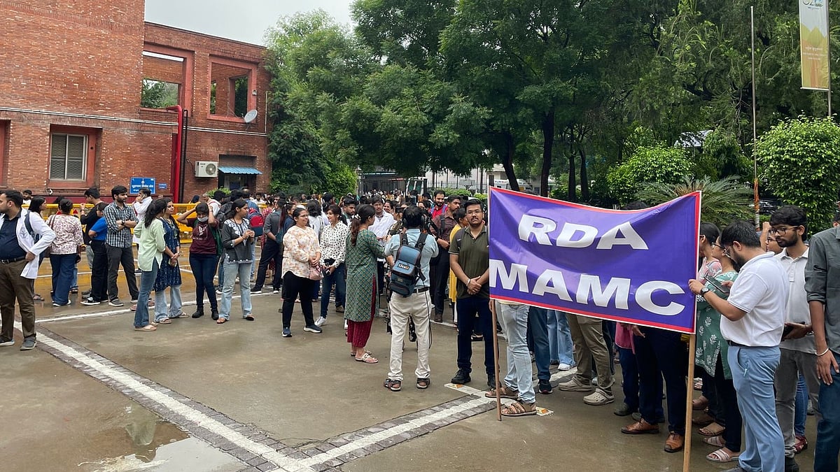 Doctors protest at Maulana Azad Medical College in New Delhi on 12 August (photo: @DrNavinSagar/X)