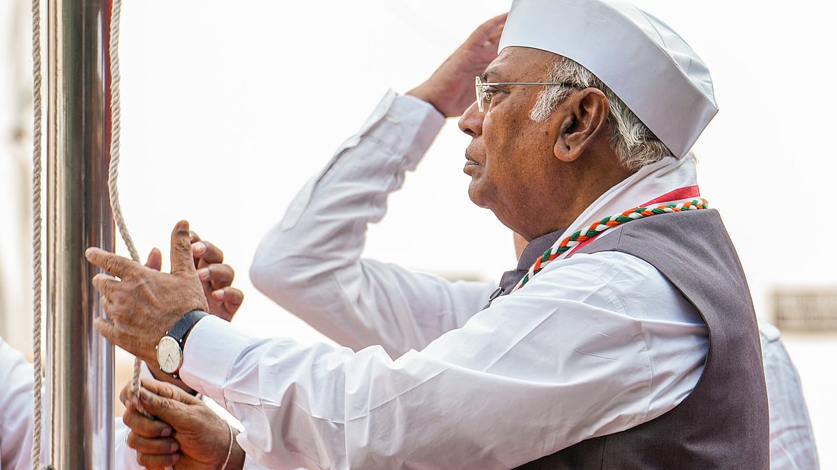 Kharge hoists the national flag at Congress headquarters in Delhi (photo: PTI) 