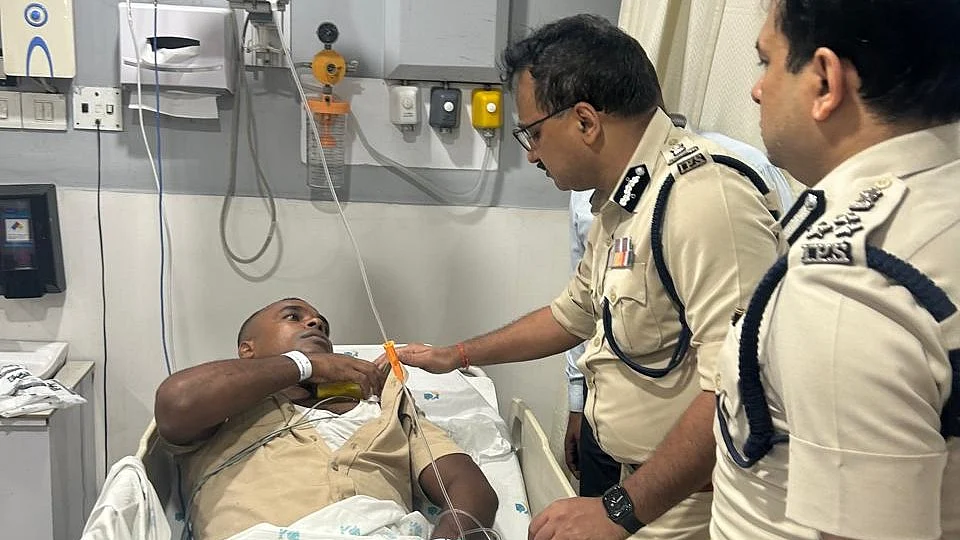 Vineet Goyal visits an injured policeman (photo: Kolkata Police/FB)