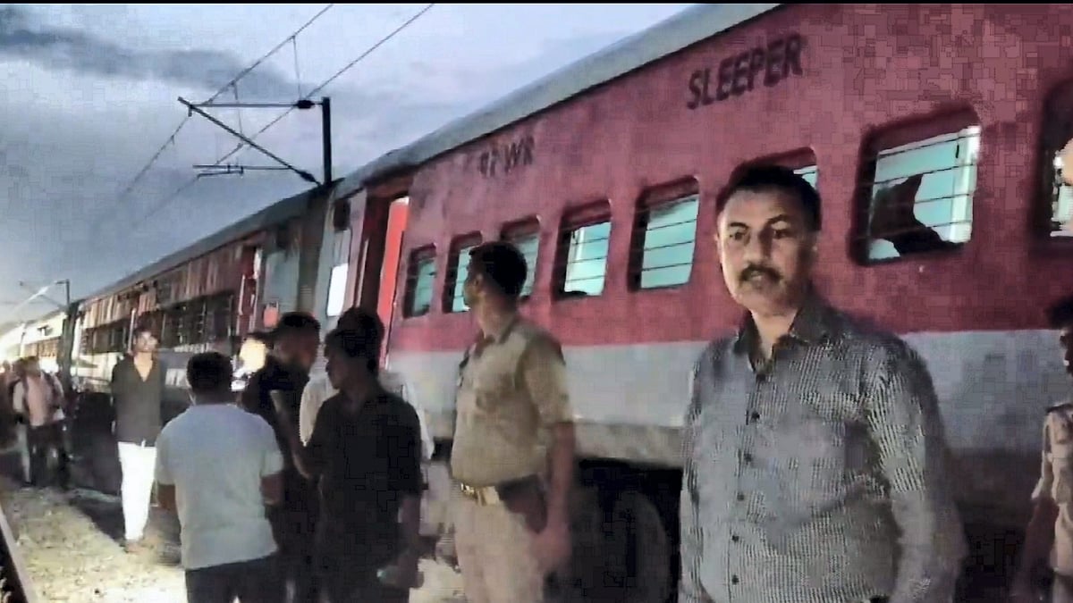 The train, traveling from Varanasi to Ahmedabad, derailed around 2:30 am (photo: PTI)