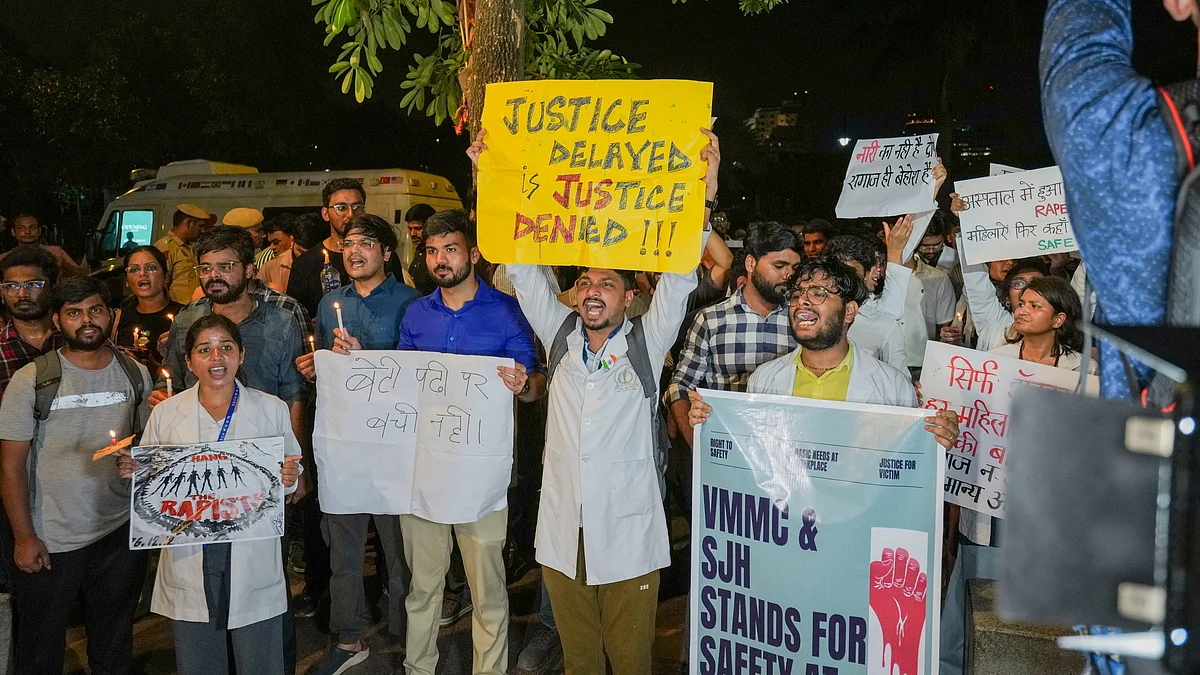 Connaught Place: Doctors hold a candle march against the Kolkata doc's murder, 18 Aug, New Delhi