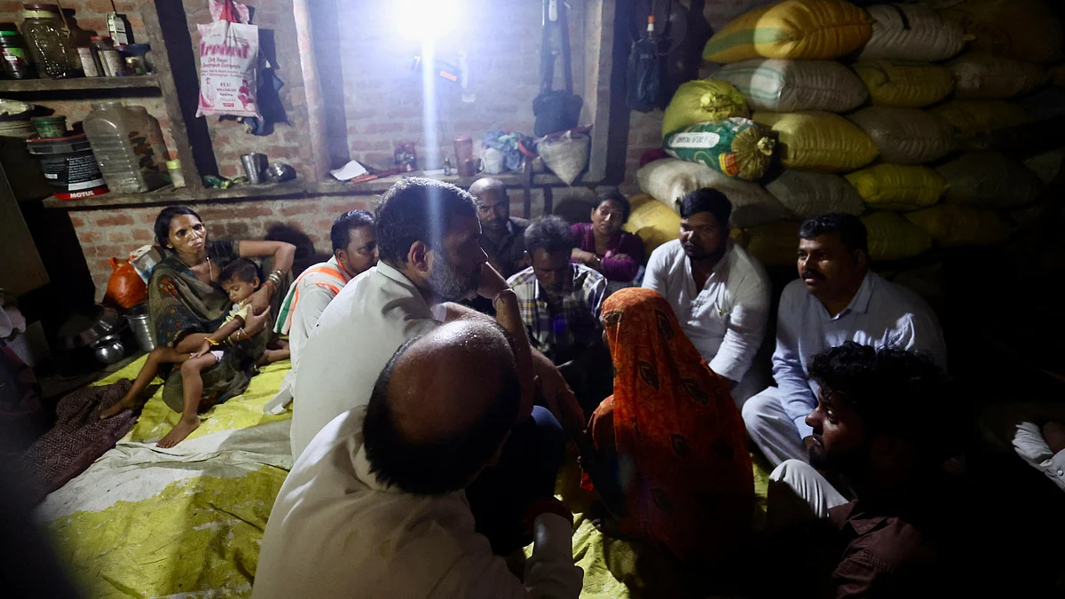 Rahul Gandhi sits with Arjun Pasi's bereaved family in their home @INCIndia/X