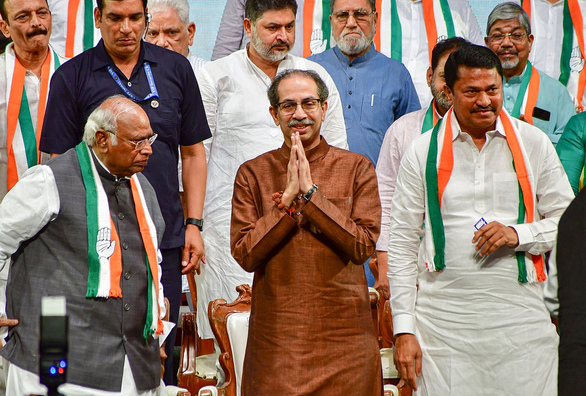 Shiv Sena chief Uddhav Thackeray (centre) recalls the difference in the Rajiv Gandhi regime, compared to the Modi dispensation's misuse of central agencies