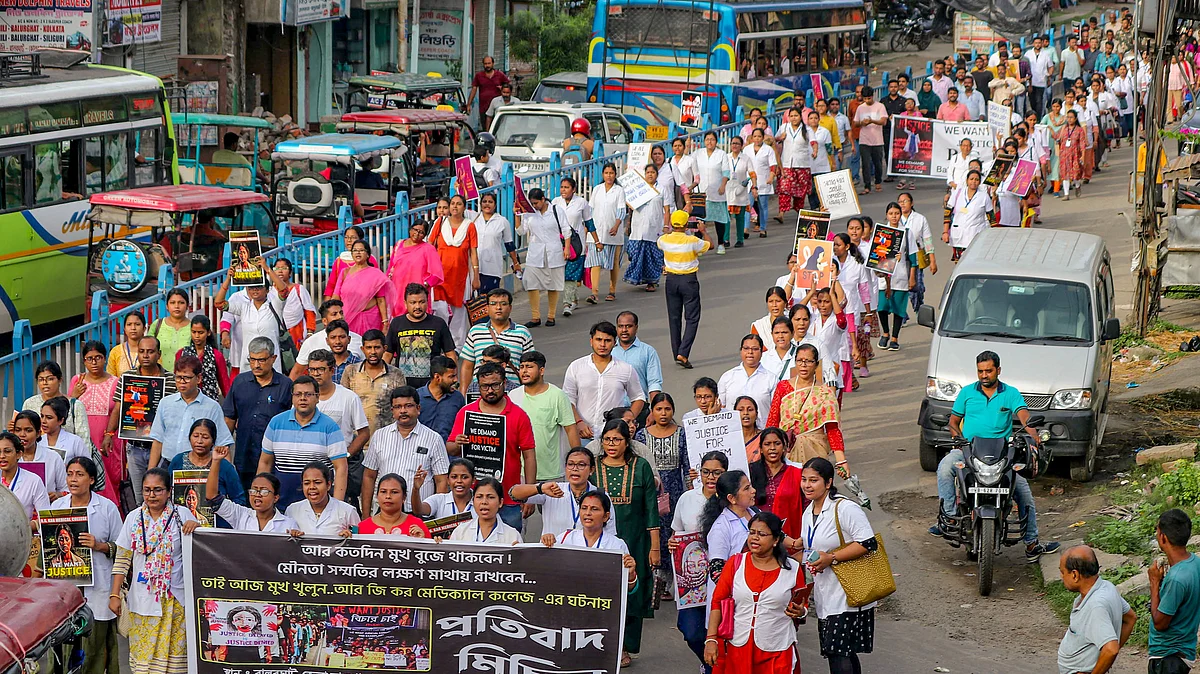 Doctors and medical staff march in protest in Balurghat in West Bengal's Nadia district (photo: PTI)