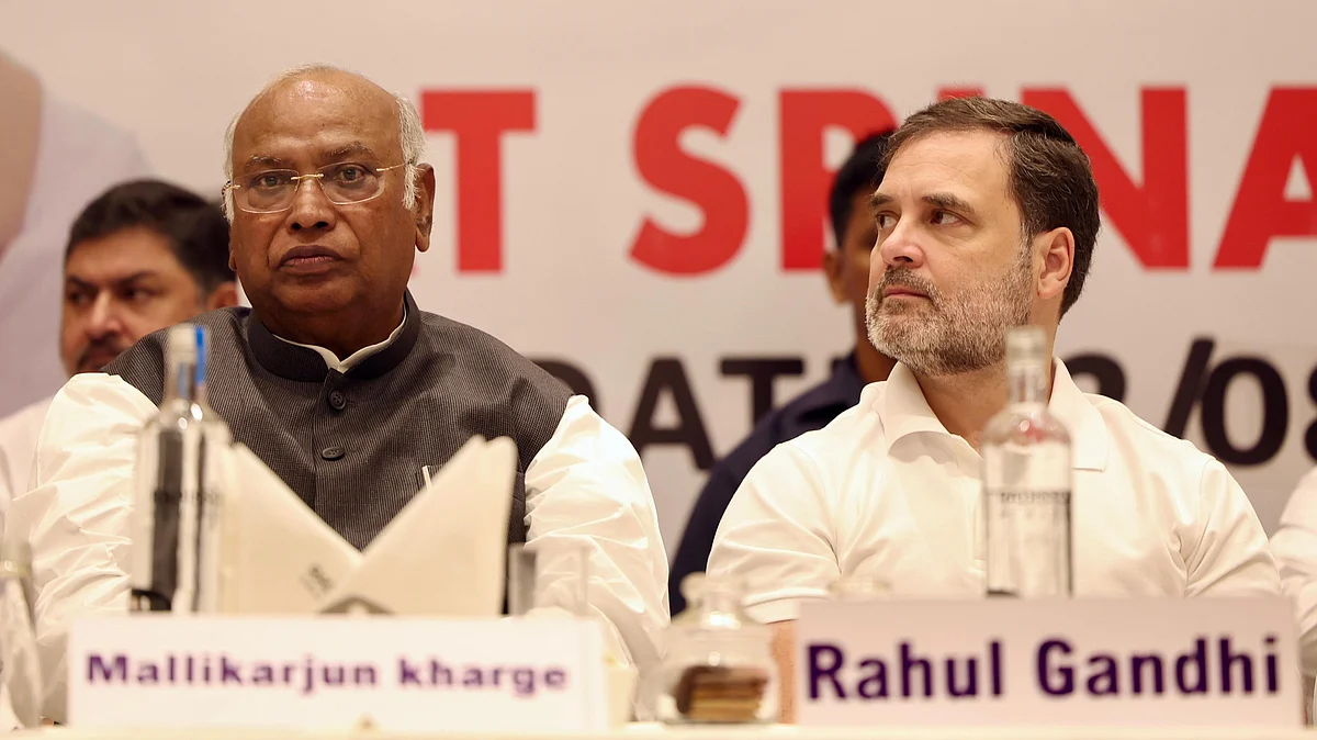 Congress leaders Mallikarjun Kharge and Rahul Gandhi at a Srinagar press conference on 22 August 2024