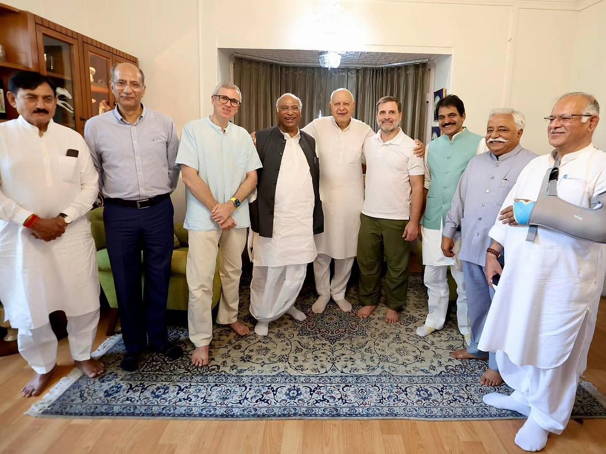 Farooq Abdullah flanked by Mallikarjun Kharge, Omar Abdullah (to his right), Rahul Gandhi and K.C. Venugopal (on his left) at the Gupkar residence, Srinagar