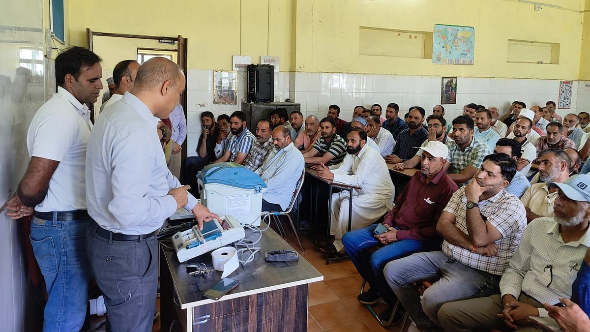 A training session for polling personnel in Poonch (photo: @DEOPoonch/X)