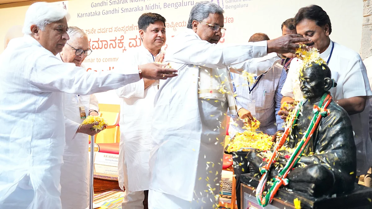 Siddaramaiah pays floral tribute to Mahatma Gandhi in Bengaluru on 24 August (photo: IANS) 