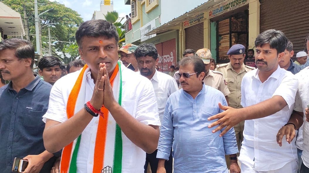 Congress MLA from Mandya Ravikumar Gowda (photo: @BZZameerAhmedK/X)