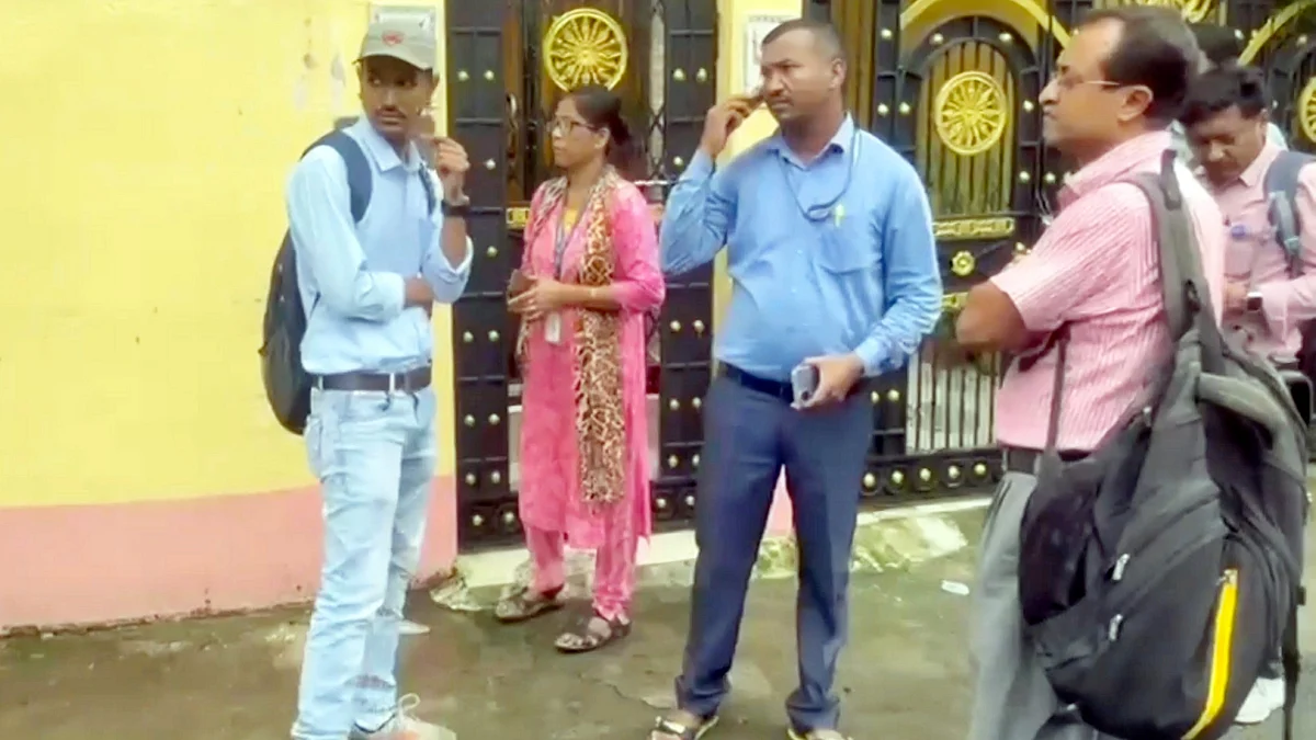 CBI officials outside Sandip Ghosh's residence in Kolkata on 25 August (photo: PTI)