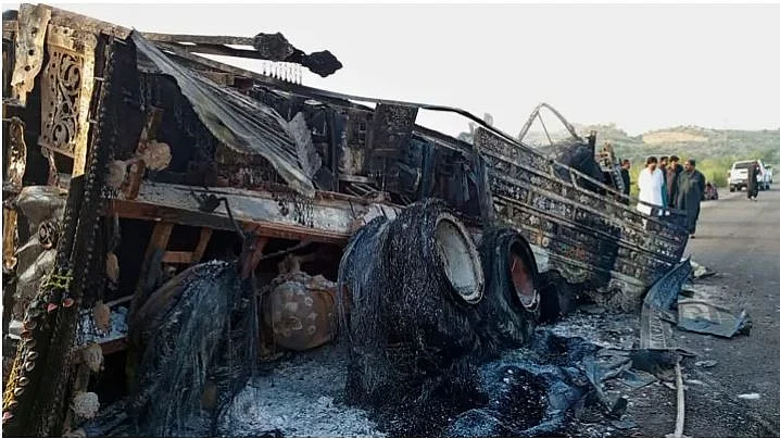 A damaged vehicle on a highway in in Lasbela district (photo: IANS) 