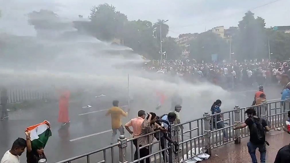 Police deploy water cannons as Nabanna Abhijaan protestors threaten to breach barricades