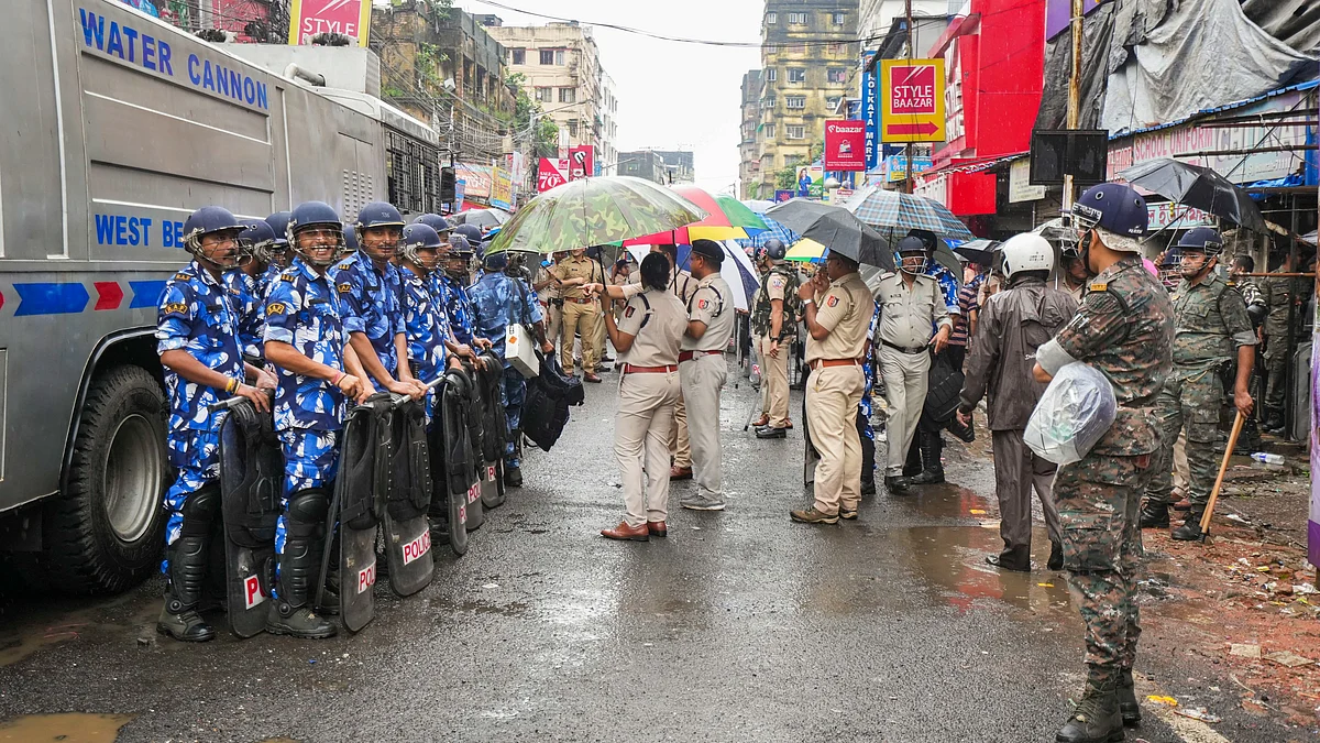 Policemen stand guard ahead of protest rally in Kolkata on 27 August (photo: IANS) 