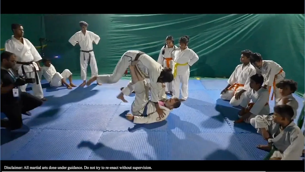 Rahul Gandhi and jiu-jitsu trainer Arun Sharma demonstrate a throw to martial arts students (screengrab)