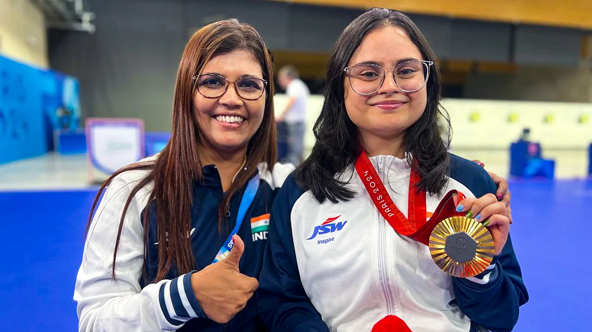 Avani Lekhara (right) with her coach Suma Shirur after her win (photo: PTI)