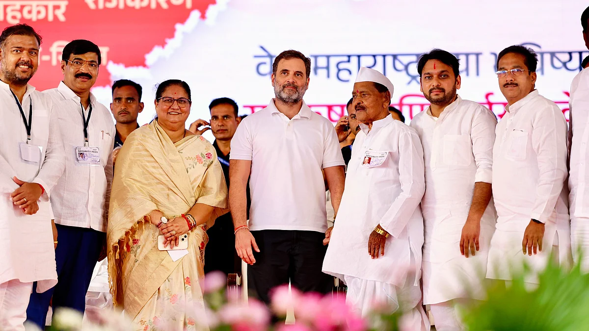 Rahul Gandhi at a public meeting in Maharashtra (photo: @INCIndia/X)