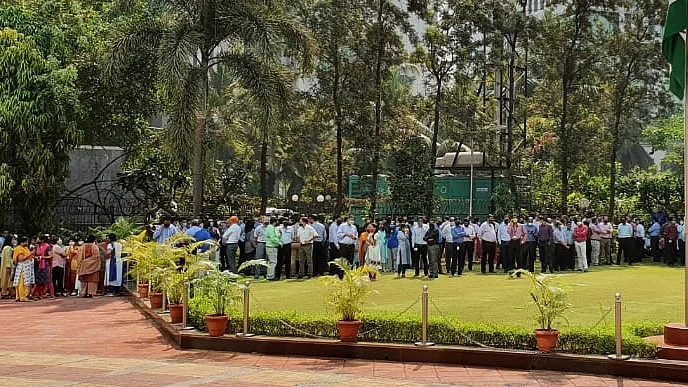 Employees protesting outside SEBI HQ in Mumbai (photo: @palakshahjourno/X)