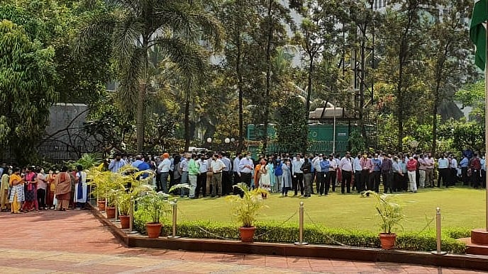 Employees protesting outside SEBI HQ in Mumbai (photo:  @palakshahjourno/X)
