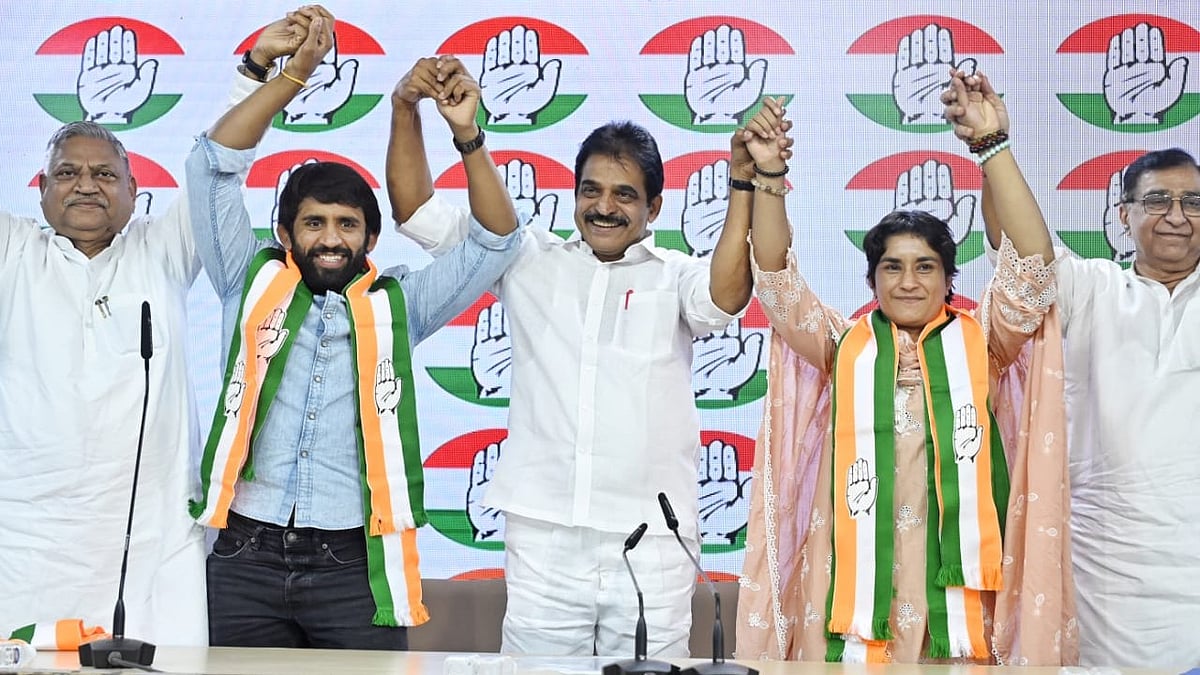 Bajrang Punia and Vinesh Phogat with senior Congress leaders in New Delhi (photo: Vipin/NH)