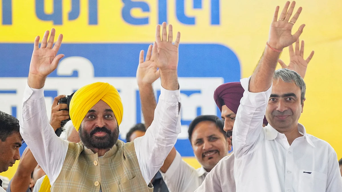 Bhagwant Mann with AAP Haryana senior VP Anurag Dhanda in Ambala on 6 September (photo: PTI)