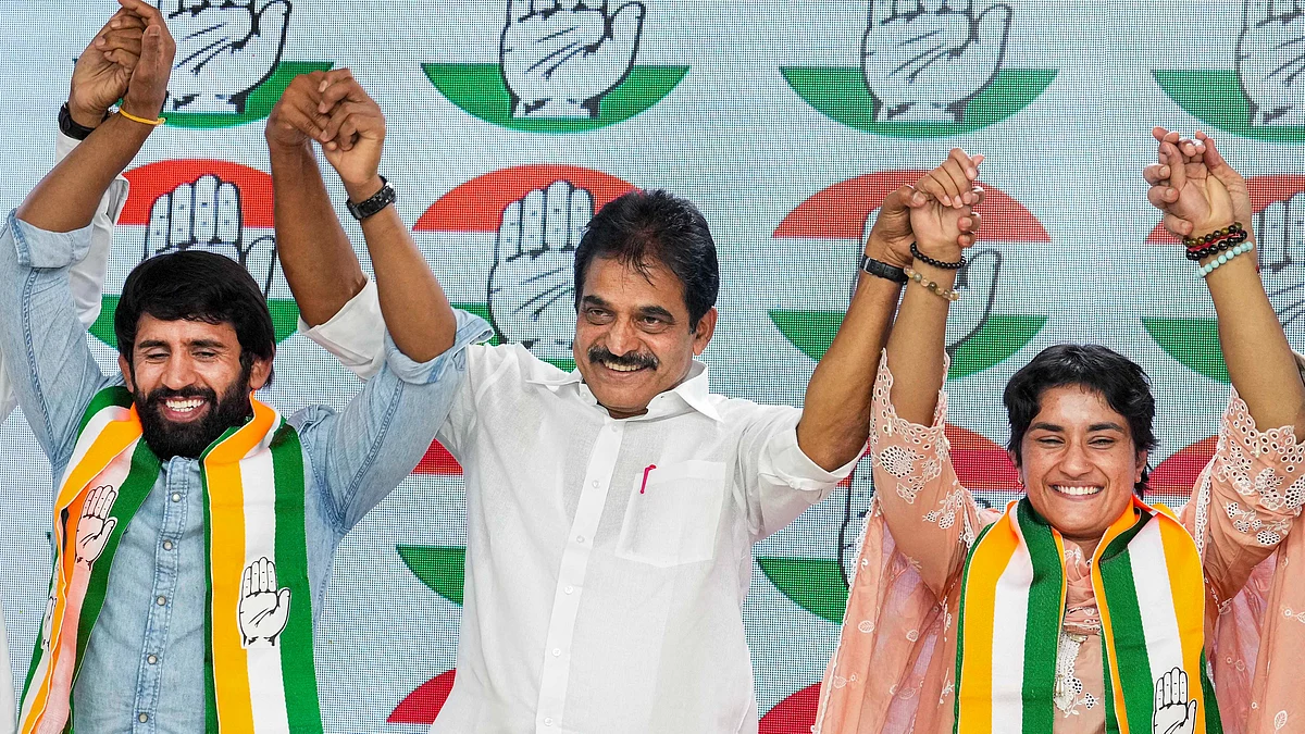KC Venugopal with Vinesh Phogat and Bajrang Punia in New Delhi on 6 September (photo: PTI)