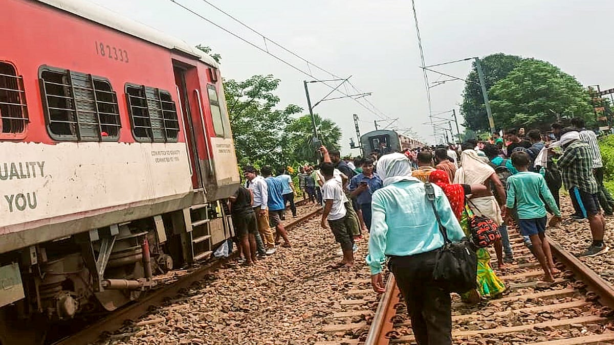 Coupling of Magadh Express breaks, train splits into two near Bihar's Buxar