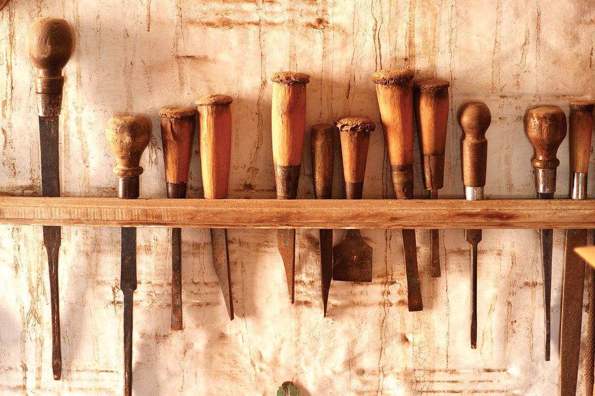 A line-up of traditional tools in
Anoparam’s workshop includes
pechkas, naiya, chorsi, binda and marfa