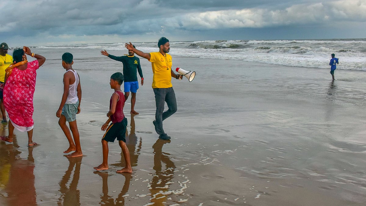 Beach guards ask tourists to stay away from sea in Puri on 9 September (photo: PTI)