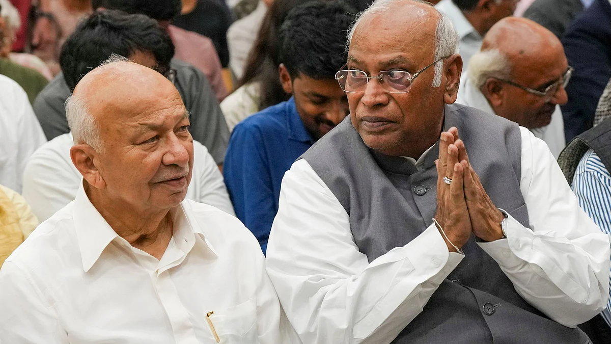 Mallikarjun Kharge with Sushilkumar Shinde in New Delhi on 9 September (photo: PTI)