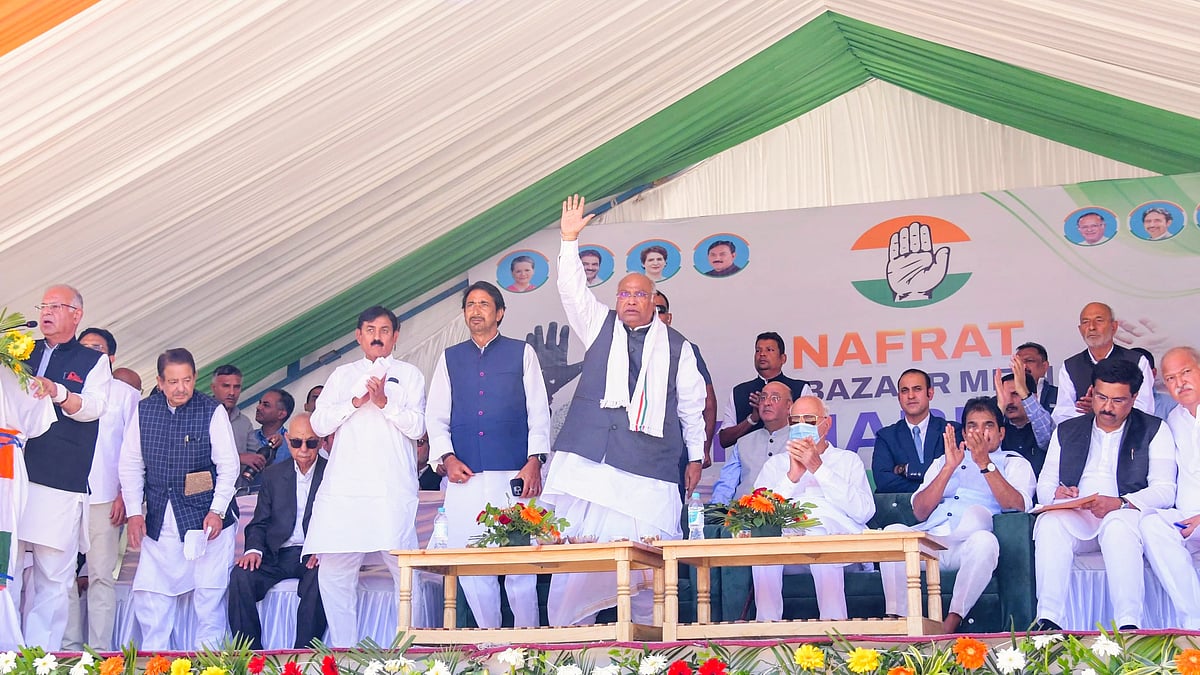 J-K polls: Congress pledges statehood, Rs 3,000 monthly for women heads of families