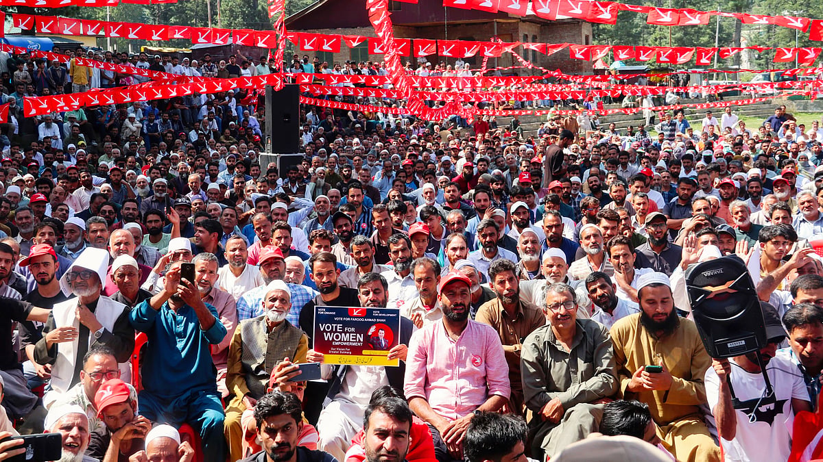 National Conference supporters at Tangmarg candidate Farooq Ahmad Shah's rally (photo: PTI)