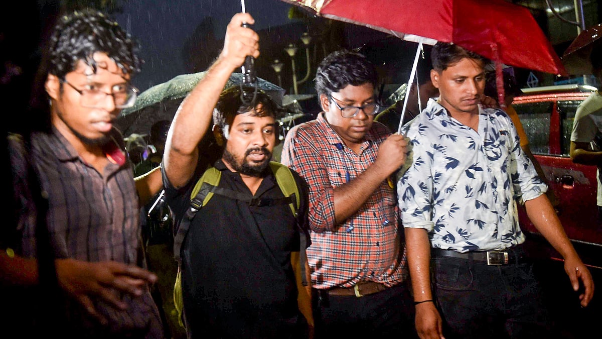 Protesting doctors reach Mamata Banerjee's residence in Kolkata on 14 September (photo: PTI)