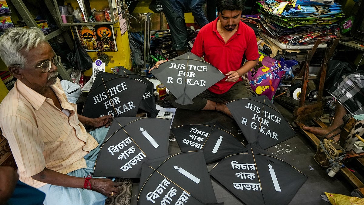 Vendors assemble kites in Kolkata on 14 September (photo: PTI)