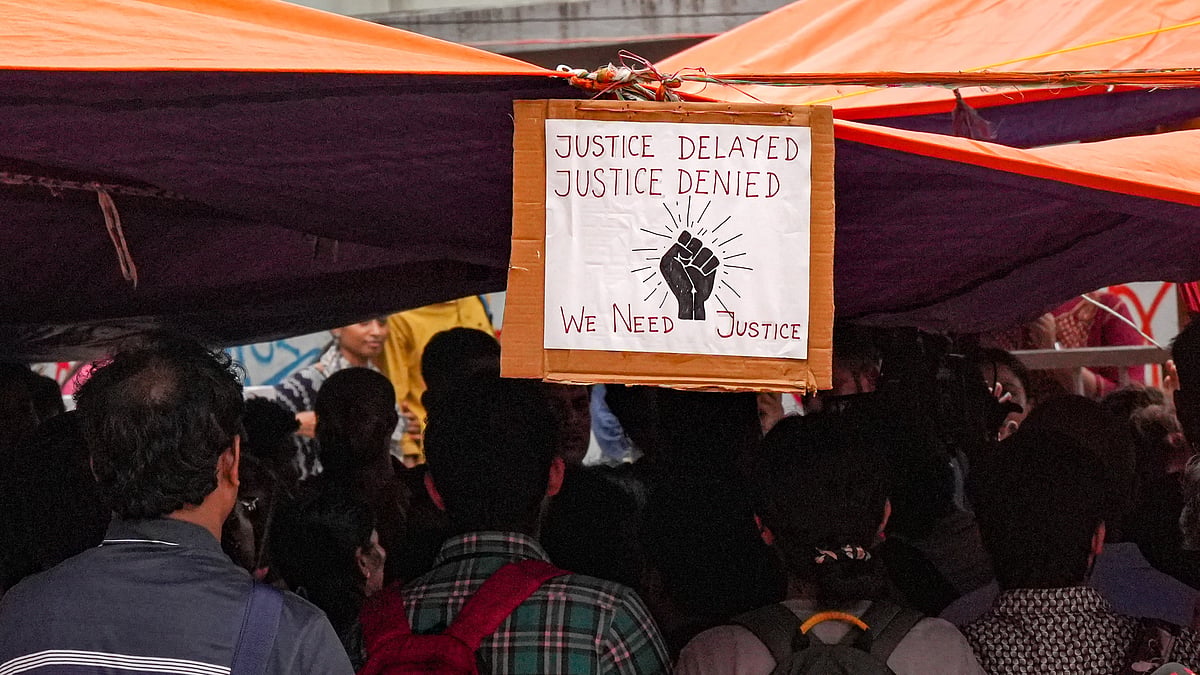 Junior doctors continue protest outside Swasthya Bhavan in Kolkata (photo: PTI)
