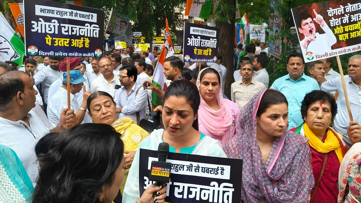 Mahila Congress chief Alka Lamba leads a protest against the remarks on Gandhi (photo: @INCIndia/X)