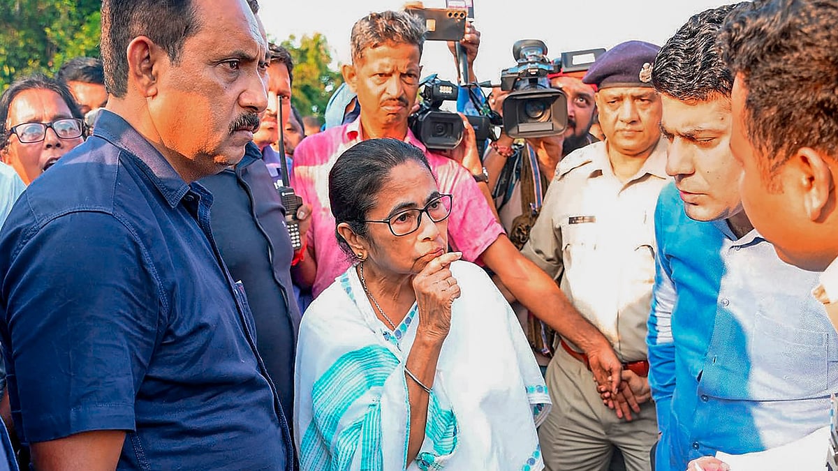 CM Mamata Banerjee inspects a flood-affected area in Ghatal on 18 September (photo: PTI)