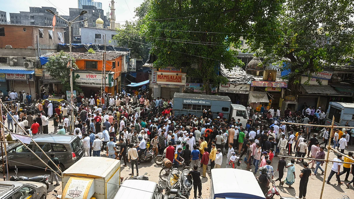 Muslims protest as BMC tries to demolish a portion of a mosque in Dharavi, 21 Sep 2024 (photo: PTI)