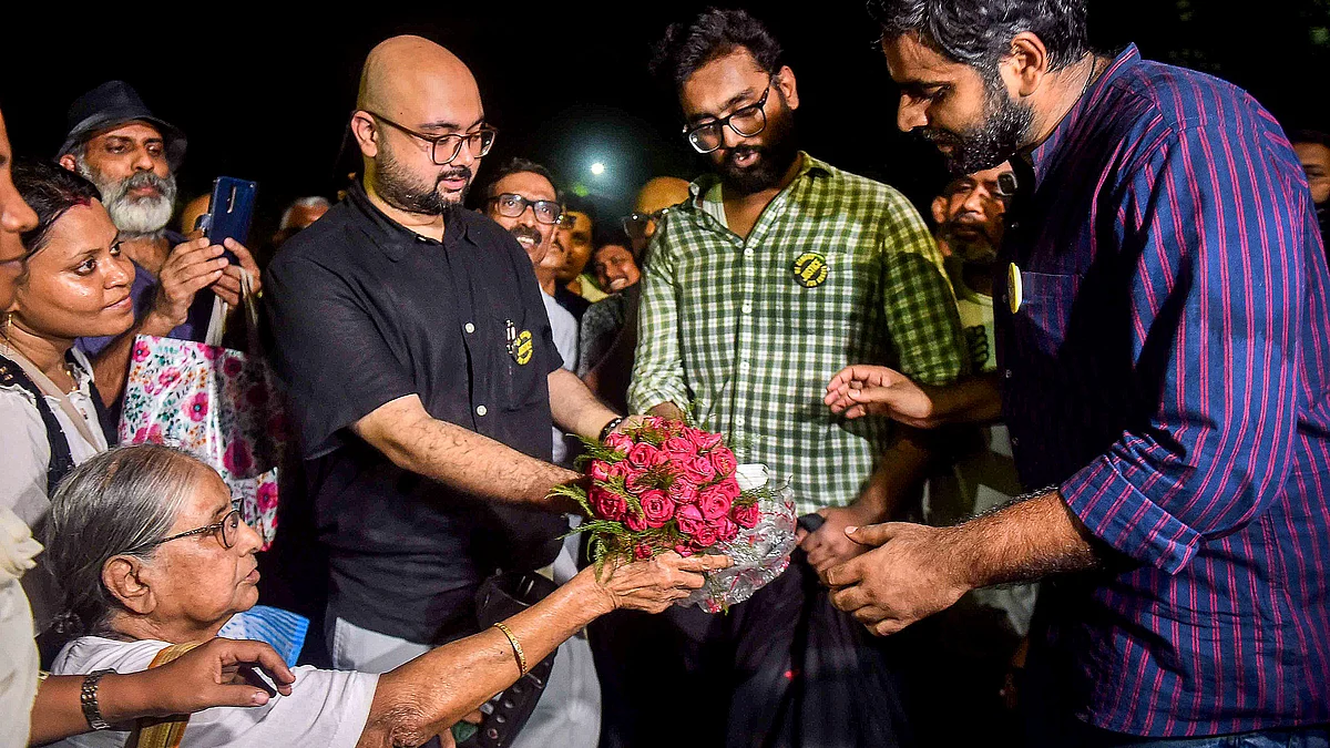 An elderly ex-teacher gives 42 roses to junior doctors in Kolkata on 20 September (photo: PTI)