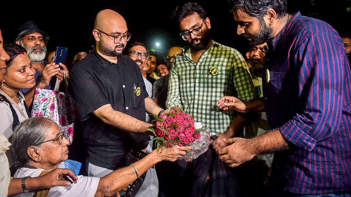 An elderly ex-teacher gives 42 roses to junior doctors in Kolkata on 20 September (photo: PTI)