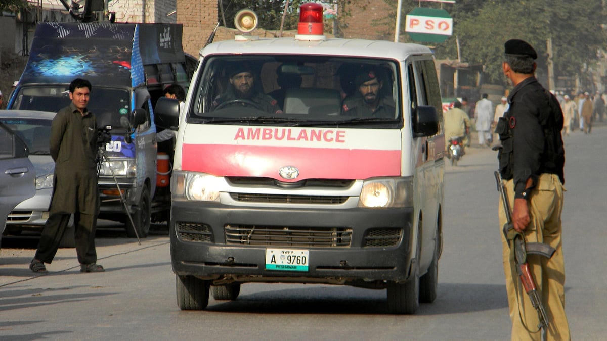 Pakistan: Police officer killed in bomb attack on diplomatic convoy
