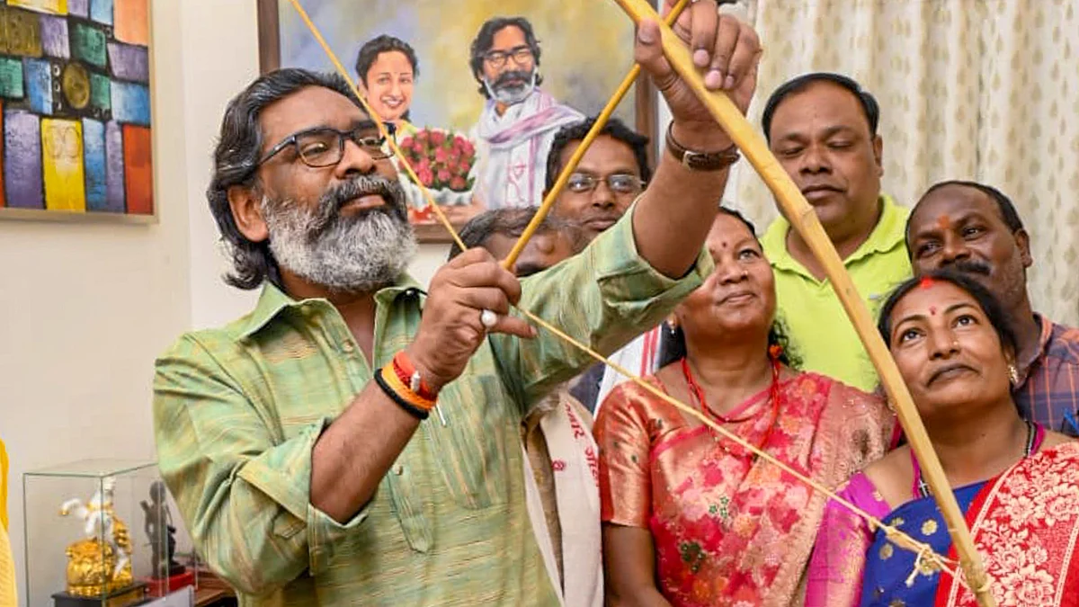 CM Hemant Soren meets a tribal delegation in Ranchi on 26 September (photo: PTI)