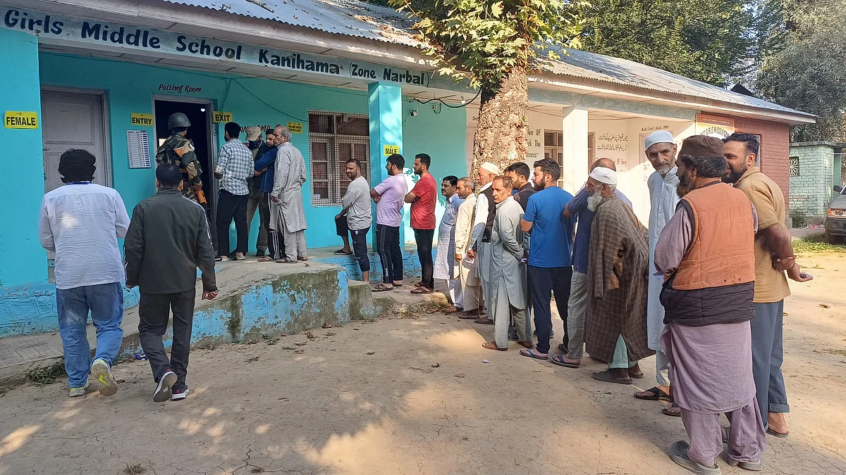 J-K: People stand in queue to vote in Kanihama-8, Beerwa, Budgam