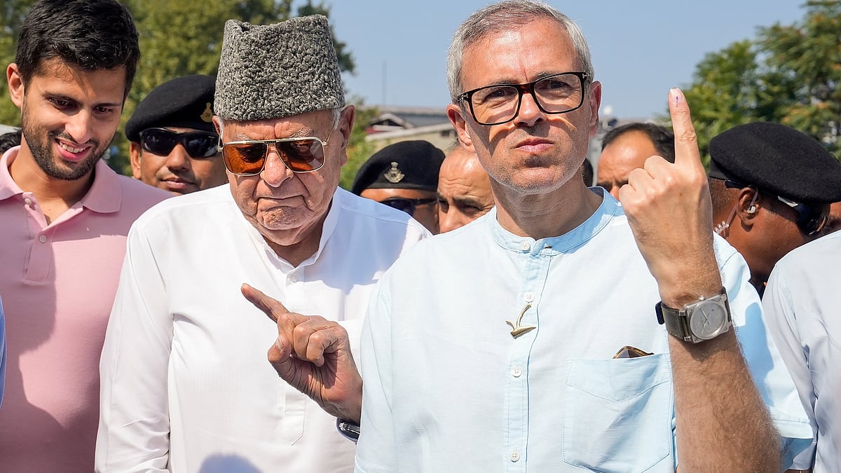 Farooq Abdullah and Omar Abdullah in Srinagar on 25 Septemebr (photo: PTI)