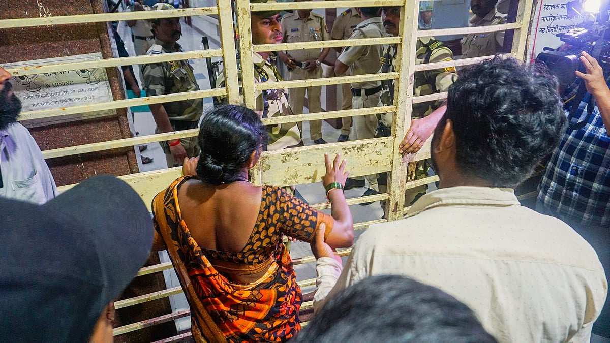Parents of Akshay Shinde outside the Thane hospital where his body was brought (file photo)